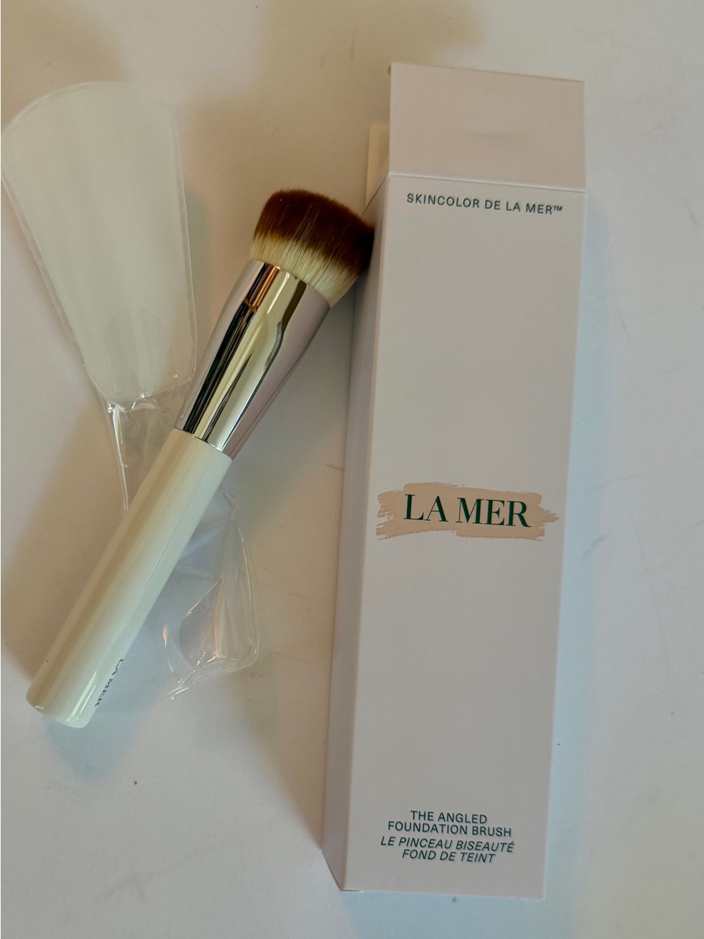 La Mer White Angled Foundation Brush - Cream Handle